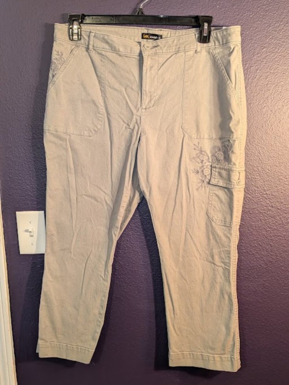 "Lee" Size 16 Medium Embroidered Khaki Capris